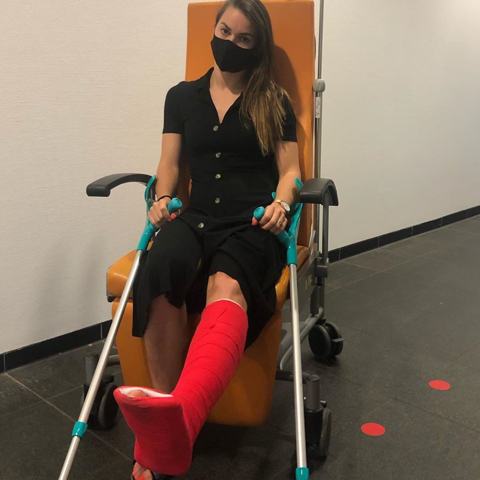 Gips krücken gebrochen bein Prinzessin Estelle