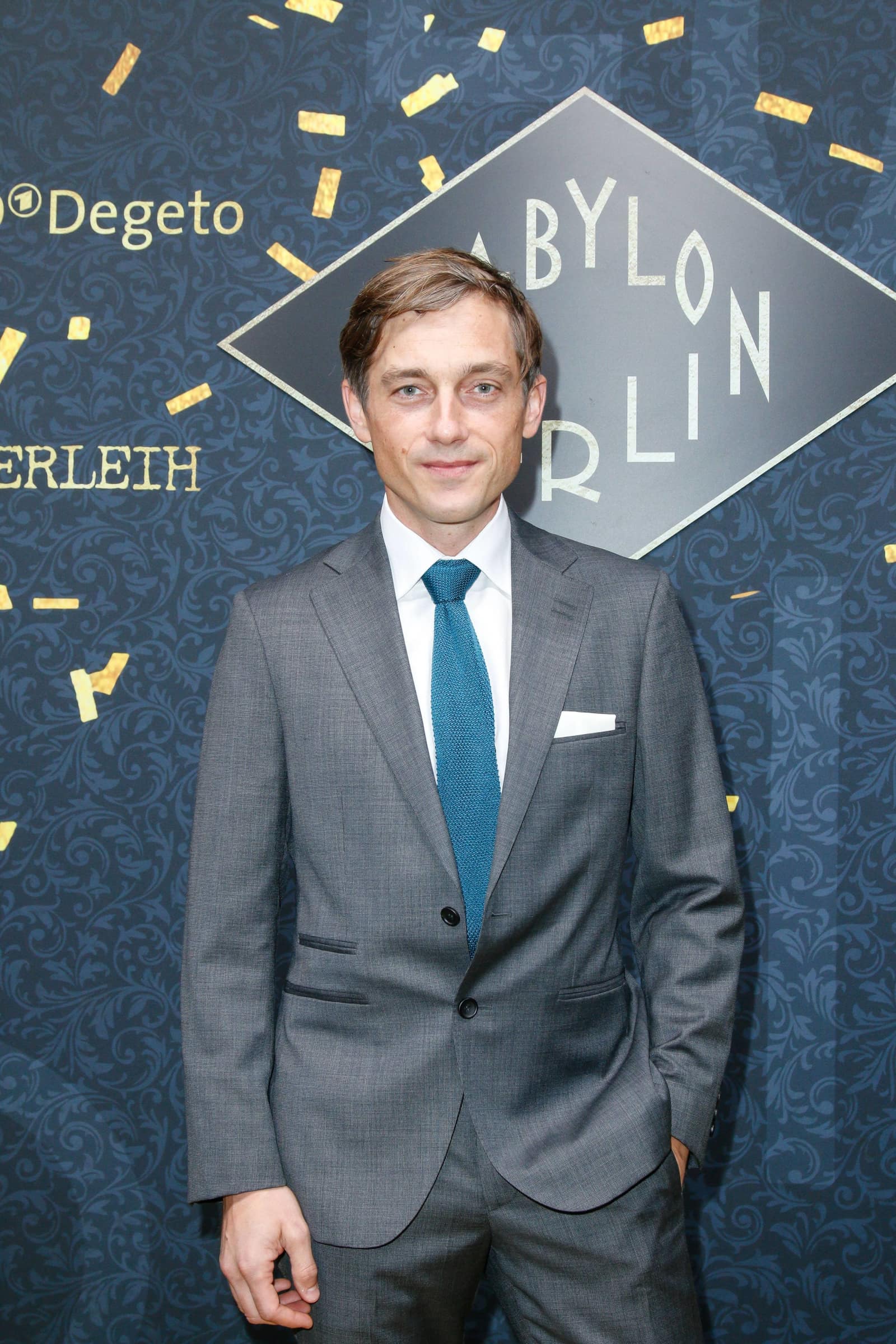 Babylon Berlin Das Musst Ihr Uber Hauptdarsteller Volker Bruch Wissen