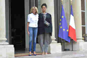 Brigitte Macron und Rihanna vor dem Élyséepalast in Paris