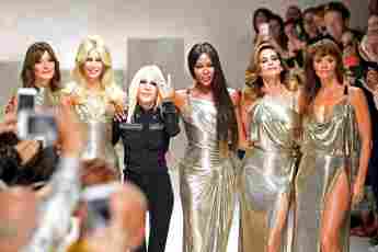 Carla Bruni, Claudia Schiffer, Donatella Versace, Naomi Campbell, Cindy Crawford und Helena Christensen auf der Fashion Week in Mailand 2017