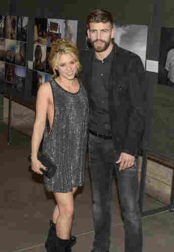 Shakira in einem sexy Outfit neben ihrem Mann Gerard Piqué