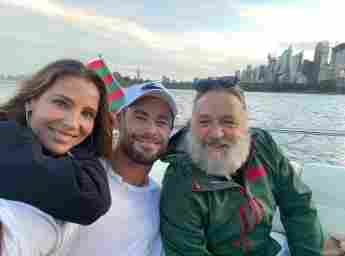 Russell Crowe mit seinem Schauspielkollegen Chris Hemsworth und dessen Frau Elsa Pataky auf Instagram Ende März 2021
