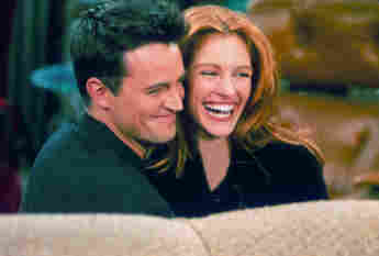 Matthew Perry und Julia Roberts im Jahr 2000 bei „Friends“