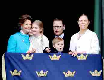 Königin Silvia, Prinzessin Estelle, Prinz Daniel, Prinz Oscar, Prinzessin Victoria Schweden Balkon