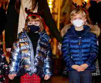 Prinzessin Gabriella und Prinz Jacques von Monaco auf dem Weihnachtsmarkt in Monaco am 3. Dezember 2021