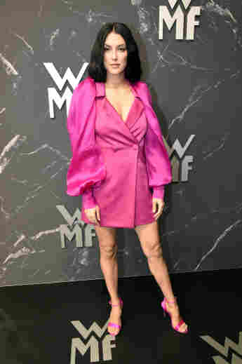 Rebecca Mir in einem pinken Kleid auf dem roten Teppich der WMF Weltpremiere im Haus der Kunst