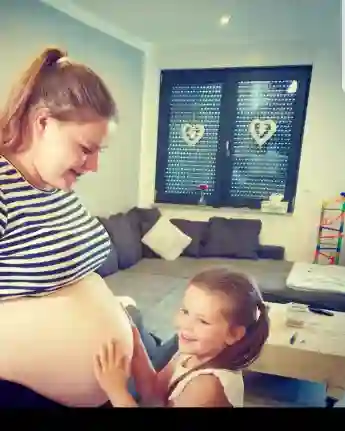 Sylvana Wollny schwanger babybauch Tochter Celina-Sophie bewundert Mamas Babybauch