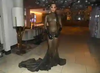 Amanza Smith in einem absoluten Hingucker-Kleid