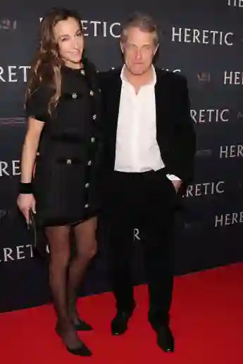 Anna Eberstein und Hugh Grant bei einer Filmpremiere in Berlin