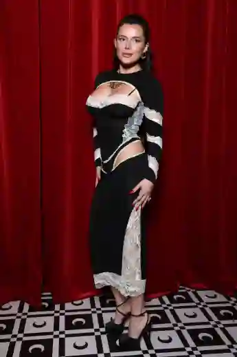 Bella Throne bei der Fashion Week in Paris