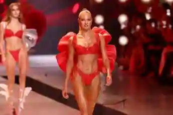 Candice Swanepoel bei der Victoria's Secret Fashionshow 2024