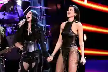 Cher und Dua Lipa in sexy Outfits