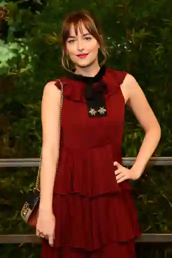 Dakota Johnson begeistert im roten Kleid