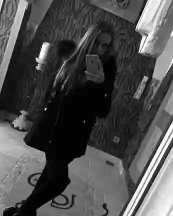 Davina Geiss posiert vor dem Spiegel auf Instagram