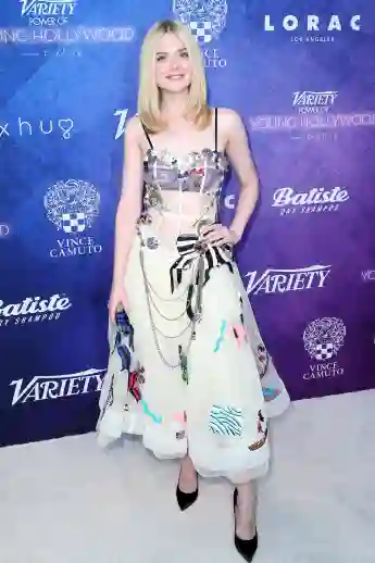 Schauspielerin Elle Fanning im merkwürdigen Kleid