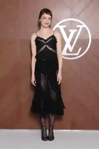 Emma Stone in einem freizügigen Look in Paris