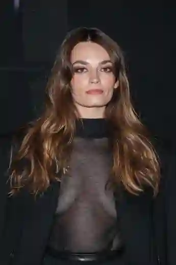 Emma Mackey bei der Pariser Fashion Week im September 2023