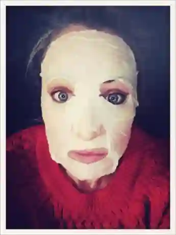 GZSZ Schauspielerin Eva Mona Rodekirchen mit Gesichtsmaske