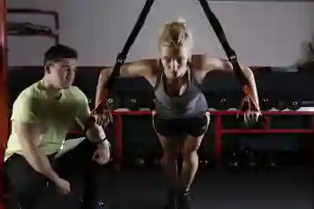 Frau beim Sport im Gym