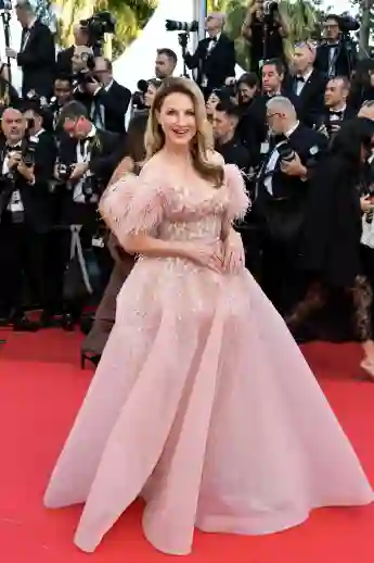 Frauke Ludowig auf dem roten Teppich der Filmfestspiele in Cannes 2025