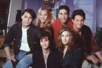 (obere Reihe von links) Matt LeBlanc, Lisa Kudrow, David Schwimmer, Metthew Perry, (untere Reihe) Jennifer Aniston und Courtney Cox haben bei „Friends“ die Hauptrollen gespielt