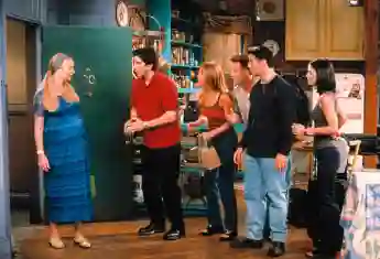 Lisa Kudrow, David Schwimmer, Jennifer Aniston, Matthew Perry, Matt LeBlanc und Courteney Cox in einer Szene aus „Friends“