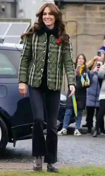 Herzogin Kate trägt eine Schlaghose bei ihrem Schottland-Besuch