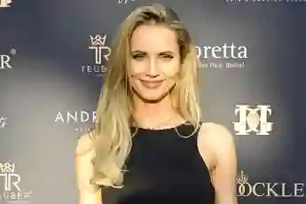 jenice instagram heiß sexy freizügig bluse bh
