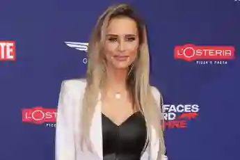 jenice heiß freizügig outfit look muskeln sixpack