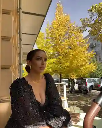 Jennifer Saro sitzt in einem Cafe in Berlin