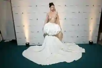 Julia Fox mit nacktem Busen 2023