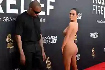 kanye west bianca censori grammys 2025 auftritt roter teppich eklat