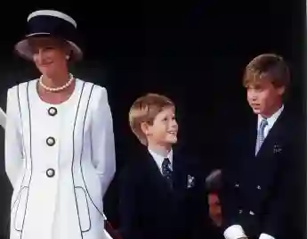 Prinz William, Lady Diana und Prinz Harry 1993 im Skiurlaub in Lech