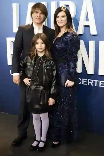 Paolo Carta mit Tochter Paola Carta und Ehefrau Laura Pausini bei der Premiere der Amazon Prime Video Dokumentation Laur