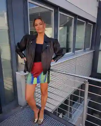 laura wontorra outfit rock unterhose slip optische täuschung