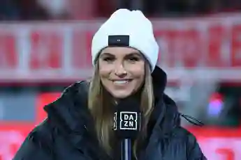 Laura Wontorra bei der Fußball 1. Bundesliga