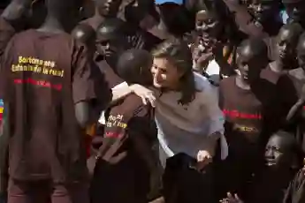 Königin Letizia von Spanien zusammen mit einer Gruppe von Kindern in Senegal