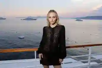 Lily-Rose Depp cannes kleid dekollete