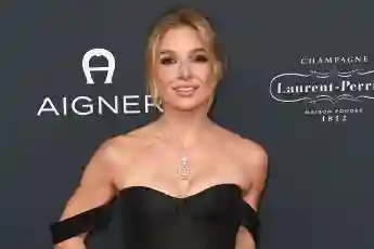lola weippert heiß freizügig kleid haut