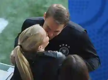 Manuel Neuer und Nina Weiss küssen sich