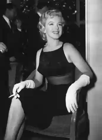 Die amerikanische Filmschauspielerin Marilyn Monroe (1926-1962) hat auf einer Pressekonferenz im Savoy Hotel in London ihren bevorstehenden Film "The Prince and the Showgirl" veröffentlicht.