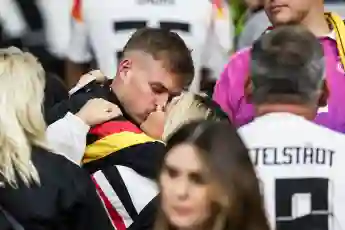 Maximilian Mittelstädt küsst seine Freundin Lea Prinz