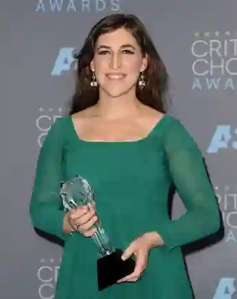 Mayim Bialik mit ihrem Critics' Choice Award