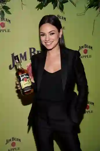 Mila Kunis mit top Figur auf der "Jim Beam"-Party