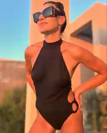 nazan eckes heiß sexy badeanzug freizügig body haut