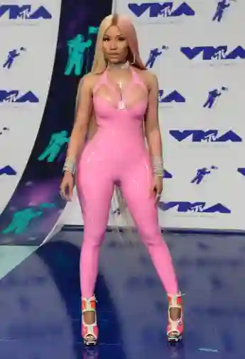 Nicki Minaj im pinken Latexanzug bei den VMAs 2017