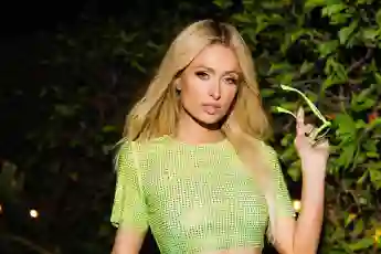 paris hilton heiß sexy outfit beine instagram freizügig hüllenlos hose