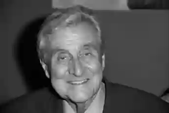 Patrick Macnee Mit Schirm, Charme und Melone