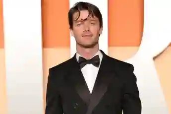 patrick schwarzenegger heiß freizügig haut body körper