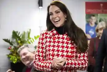 Prinzessin Kate Mutterschaftsmantel rot weiß Hahnentritt Prinz William schwanger Prinz Louis